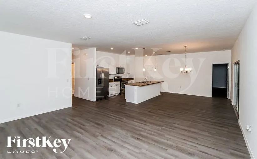 4 bed, 2.0 bath, 1724 sqft, $1,720 — Photo 3