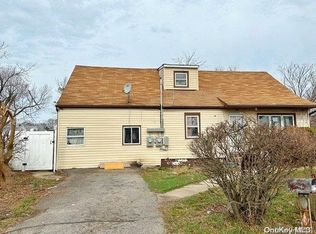 39 Cedar Rd, Amityville, NY 11701