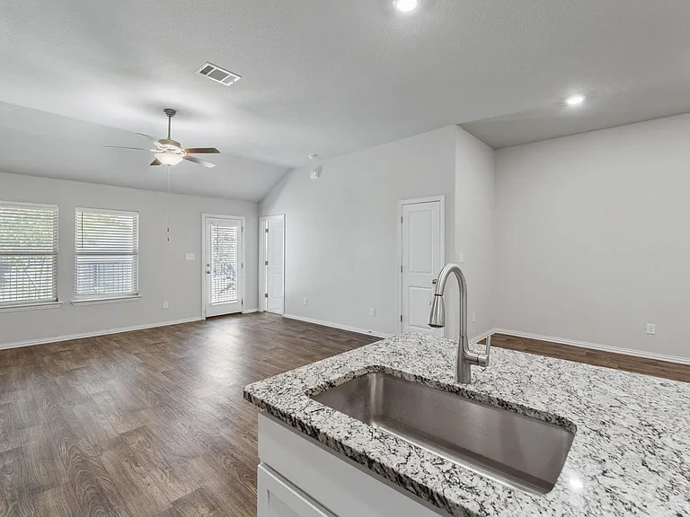 143 Alexander — Photo 11