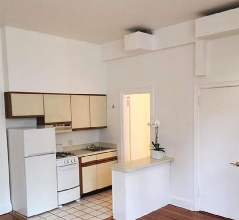 2nd image of 54 W 74th St #6100