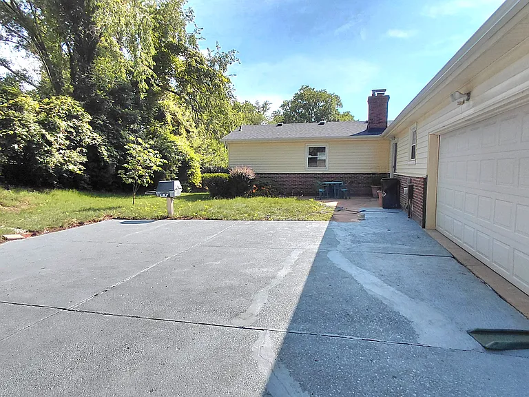 874 Hollyridge Dr — Photo 19