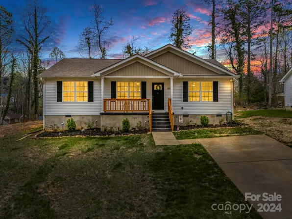 208 Parkland Dr, Forest City, NC 28043