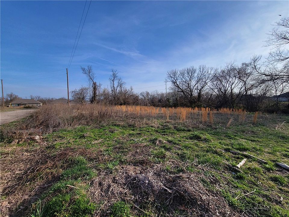 2nd image of Briscoe Ln #9