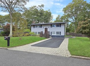 8 Stalker Ln, East Setauket, NY 11733