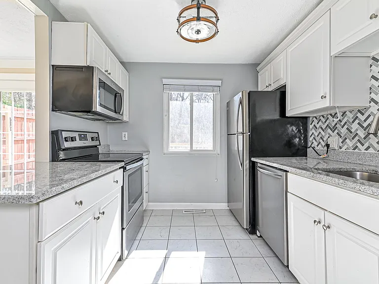 217 Bellwood Ct — Photo 6