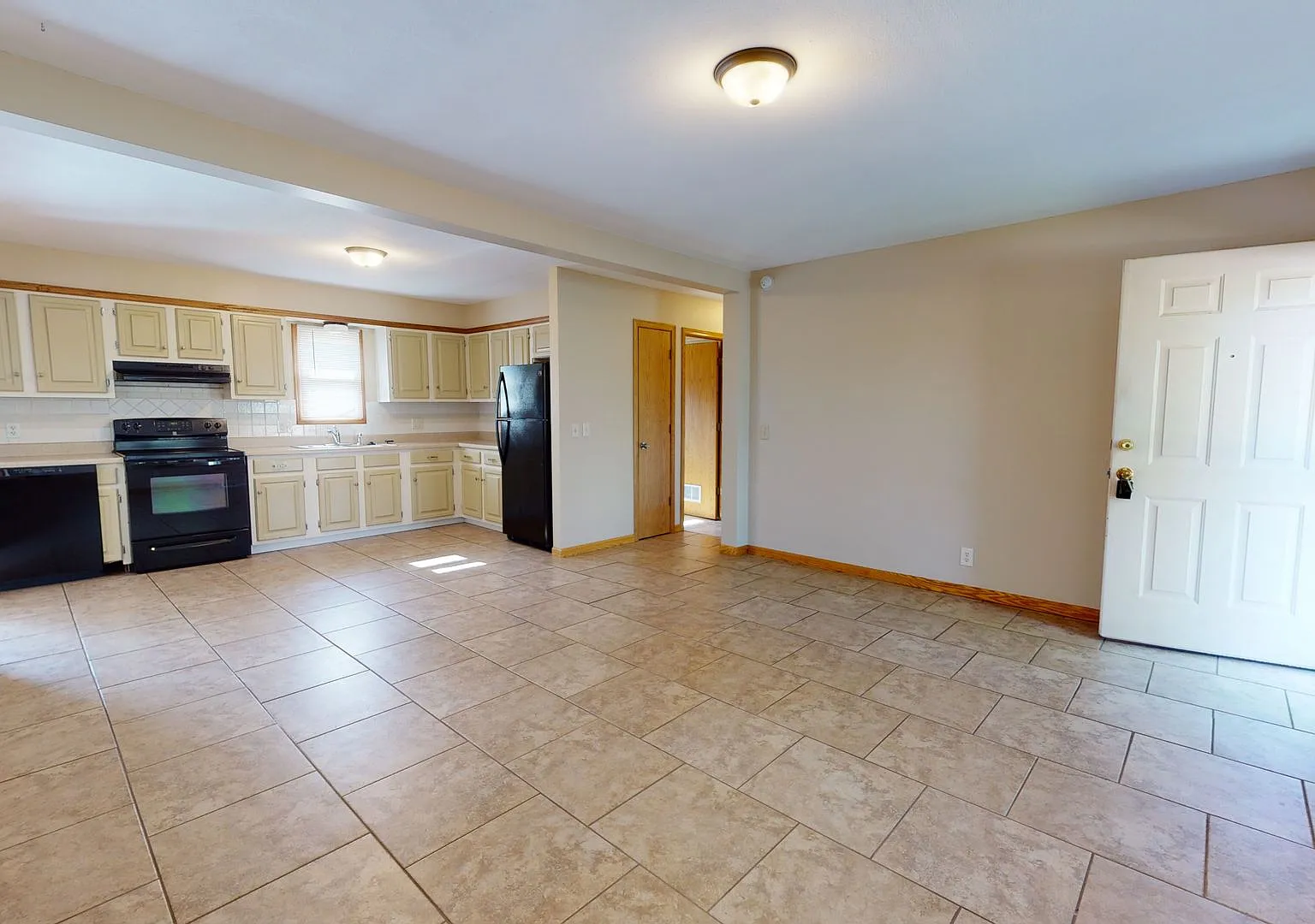 3 Bedroom, 1.5 Bathroom House — Photo 2