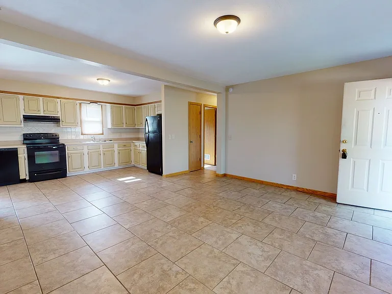 507 S Bismark Ave — Photo 2
