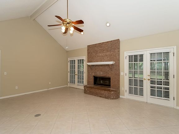 2nd image of 1809 Lakedge Dr