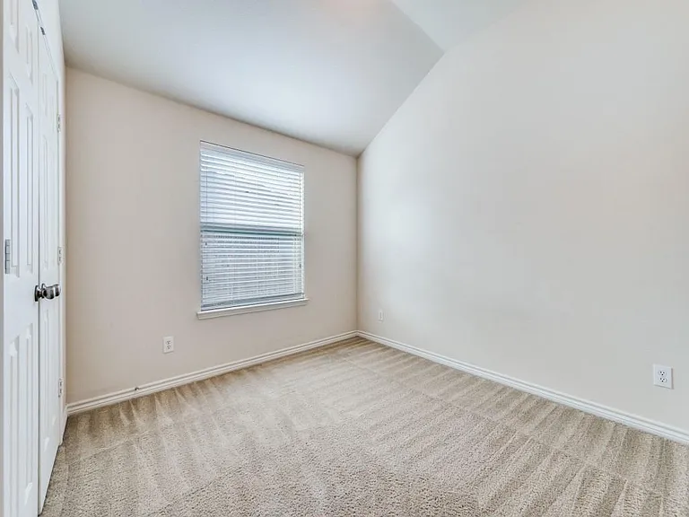 3605 Chapel Hill Ln #3605 — Photo 2
