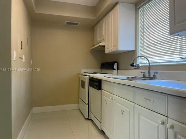 7430 SW 82nd St APT D104, Miami, FL 33143