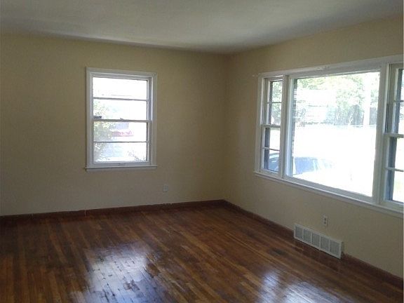 3rd image of 568 Woodside Ave