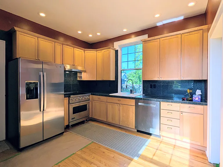 1041 Franklin Ave — Photo 10