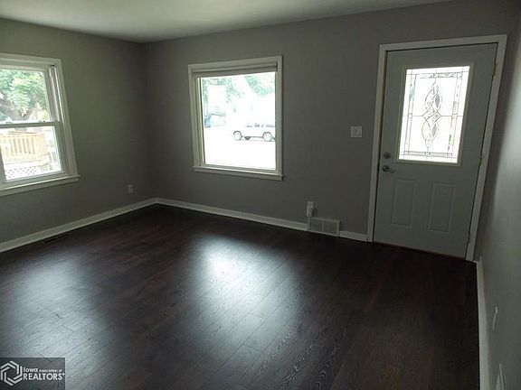 2nd image of 921 10th St NE
