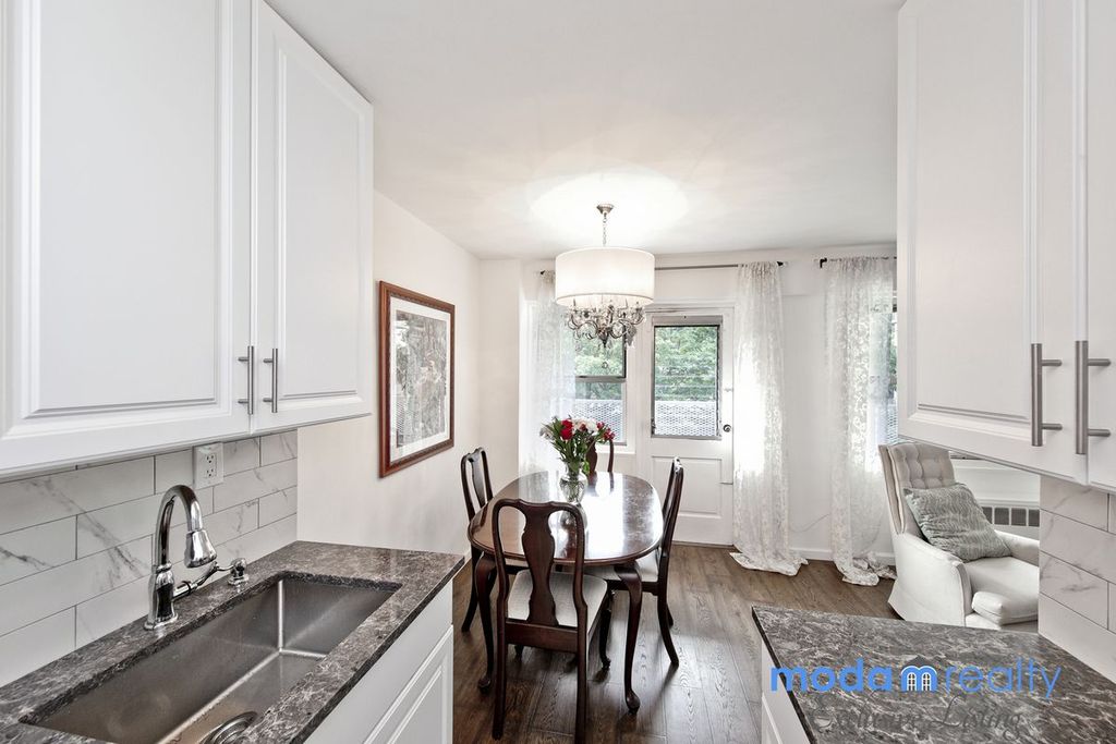2 Bed 1 Bath Property, New York • 900 Sq Ft