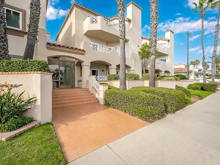 900 Pacific Coast Hwy #111 — Photo 35