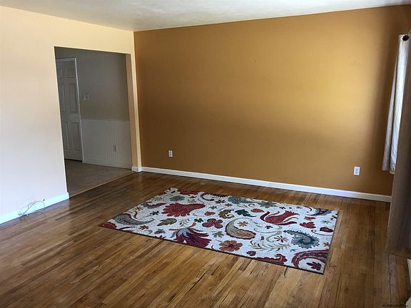 5th image of 11 Valerie Ln