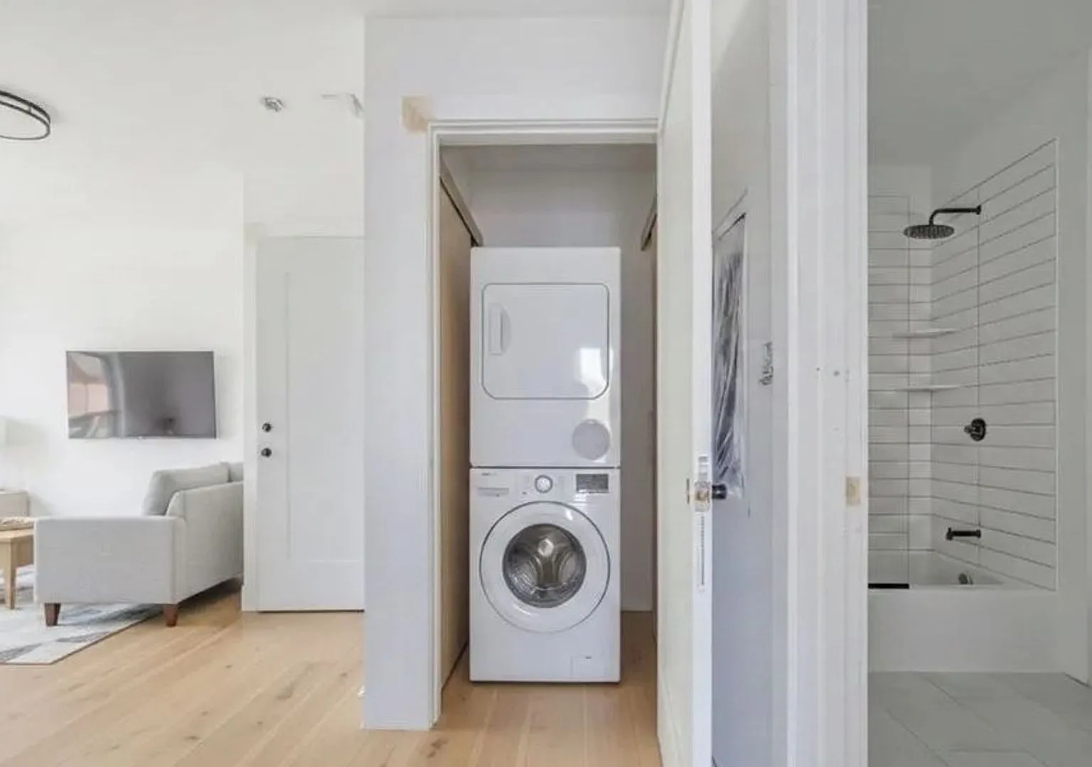 Charming 3 Bedroom- No Broker Fee — Photo 4