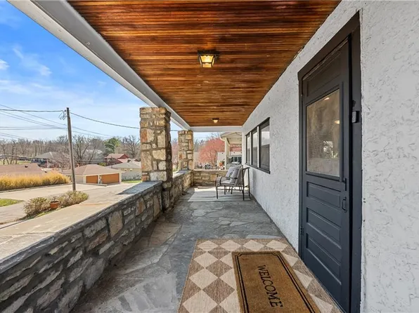 100 Anchor Dr, Lake Tapawingo, MO 64015