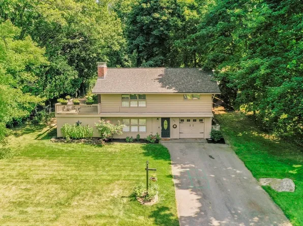 33 Charlton St, Fitchburg, MA 01420