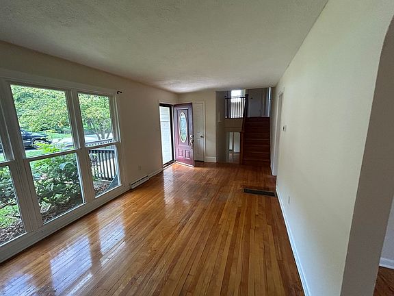 3rd image of 300 Norwood Rd