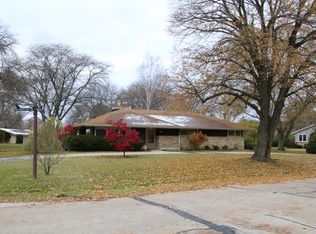 7455 N Crossway Rd, Fox Pt, WI 53217