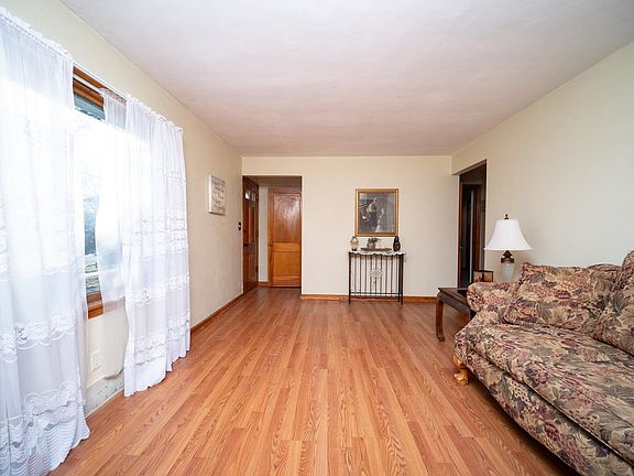 4th image of 806 Northfield Ave