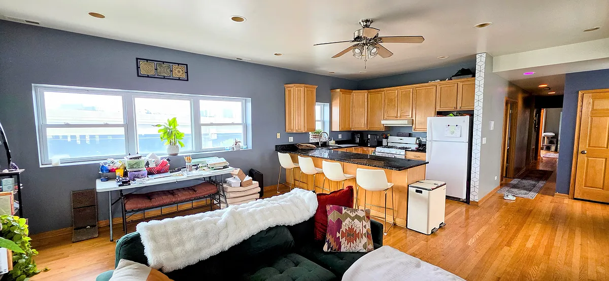 Building Photo - 1542 W Wabansia Ave #2
