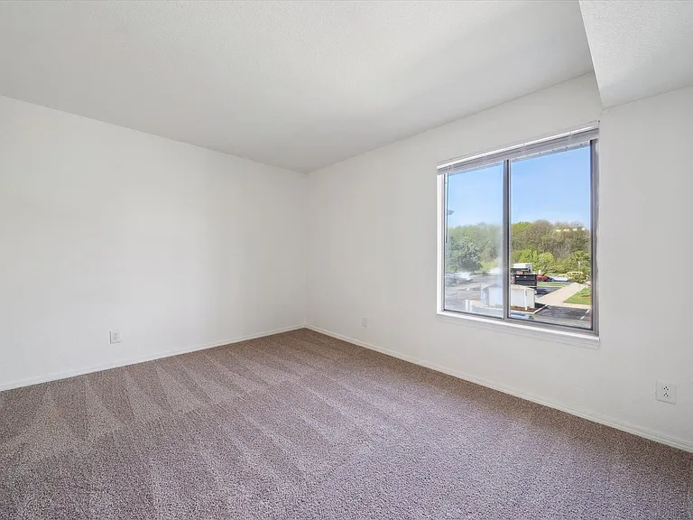 One Bedroom - 1 Bed / 1 Bath - 699 Sq.Ft.
