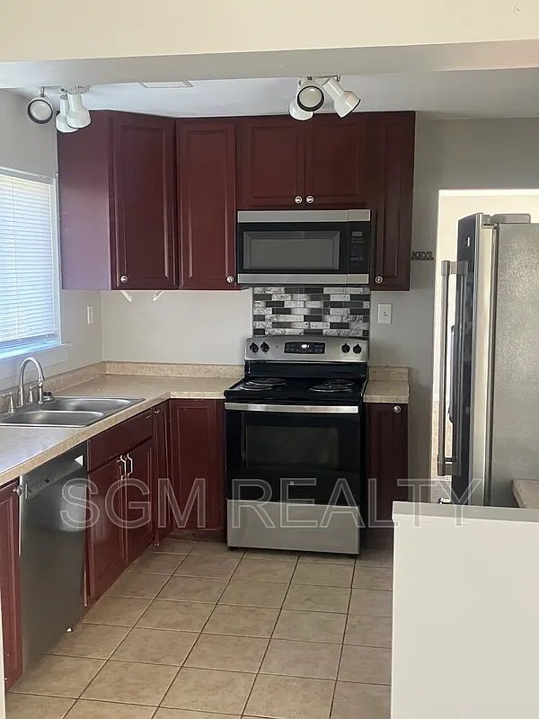 4 bed, 2.5 bath, 2415 sqft, $2,600 — Photo 2