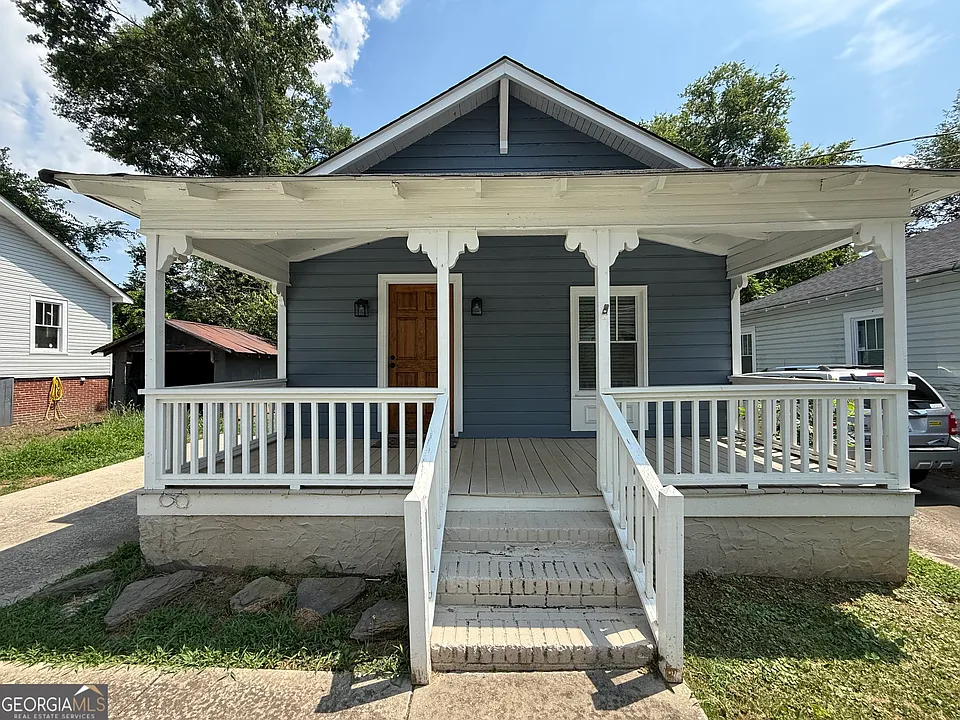 606 W 10th St NE