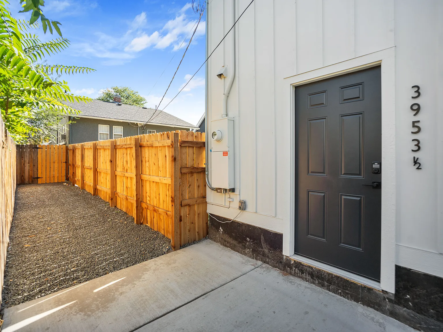 2 bed, 1.5 bath, 700 sqft, $2,750 — Photo 2