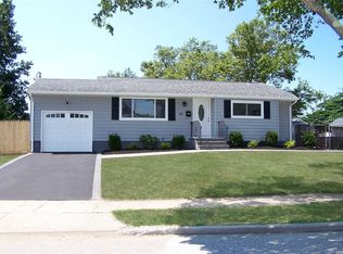 21 Doe Ln, Commack, NY 11725