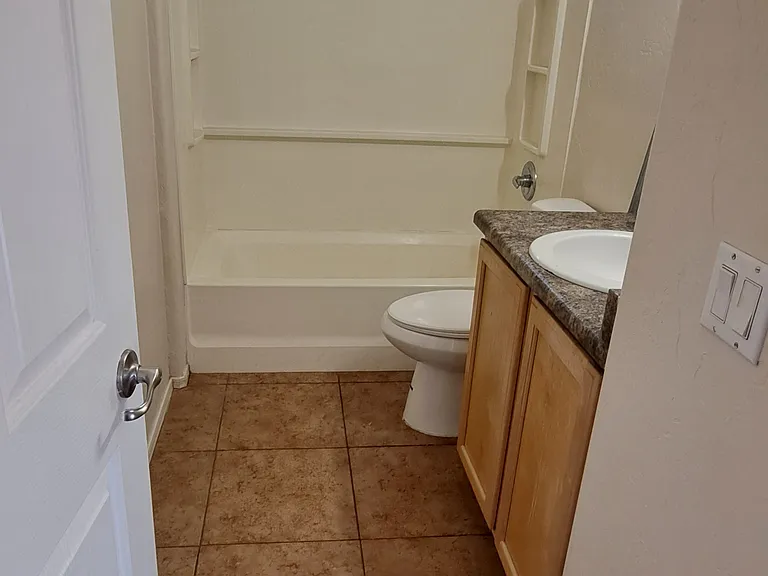 615 E Linden St — Photo 9