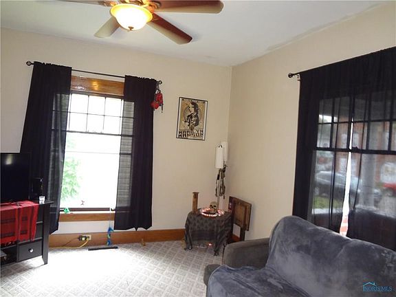 3rd image of 219 N Poplar St