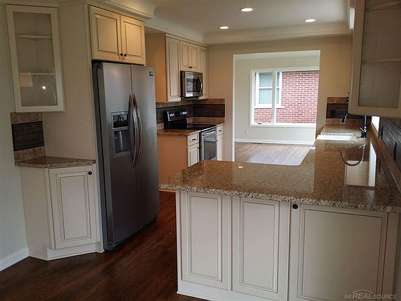 5th image of 22428 Lakecrest St