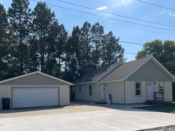 906 E Bell Ave, Milbank, SD 57252