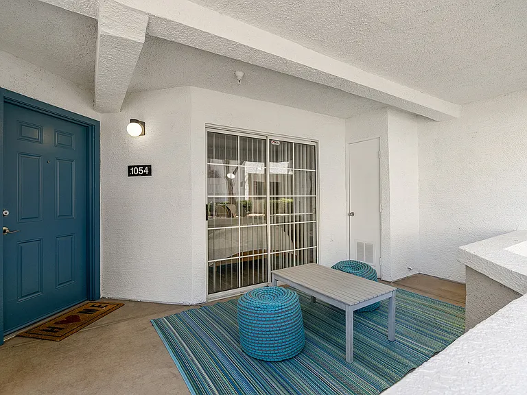 909 West — Photo 37
