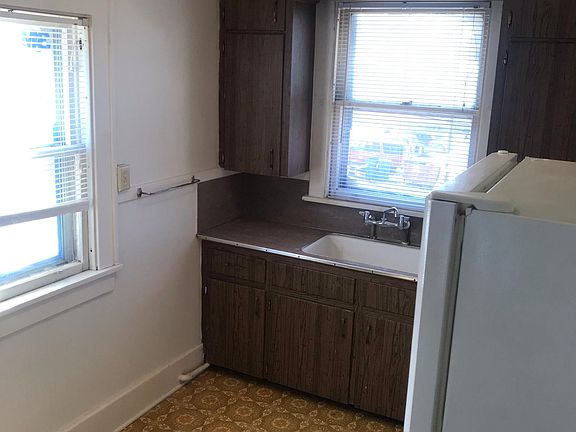 5th image of 821 Goodhue Blvd
