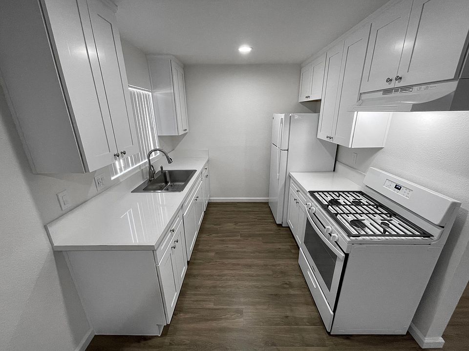 1st image of 325 Roosevelt St #11