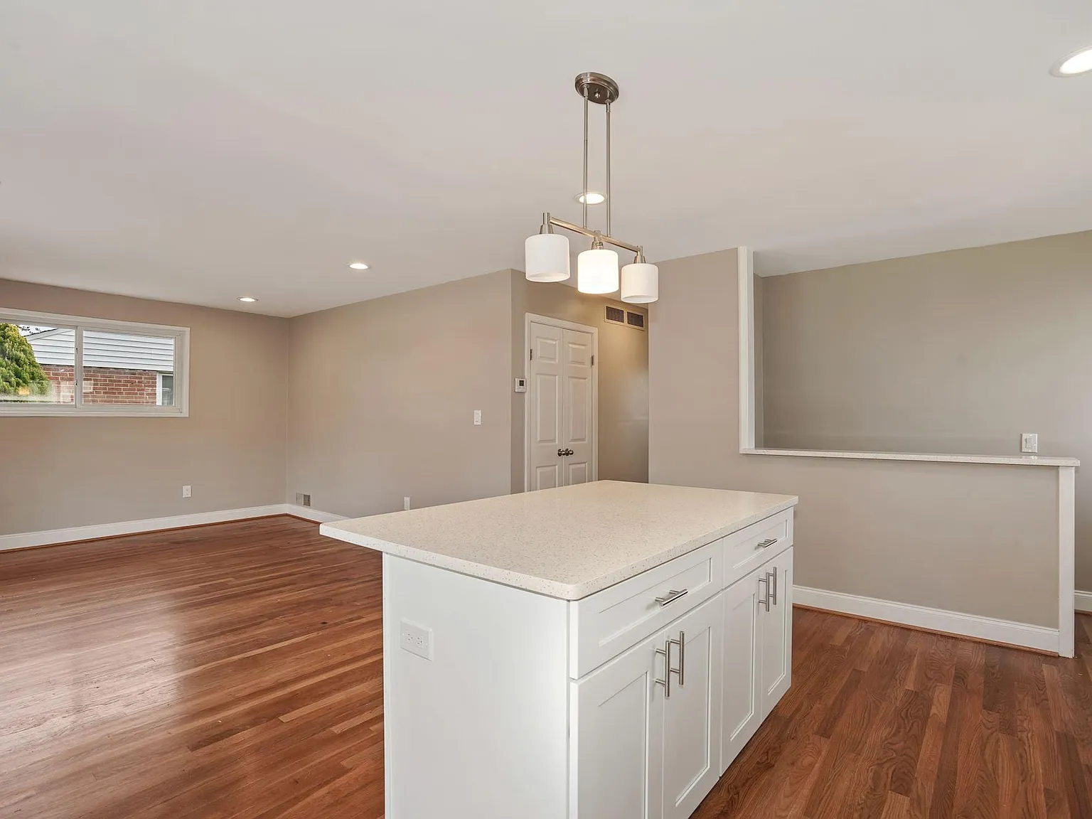 6300 Lone Oak Dr — Photo 3