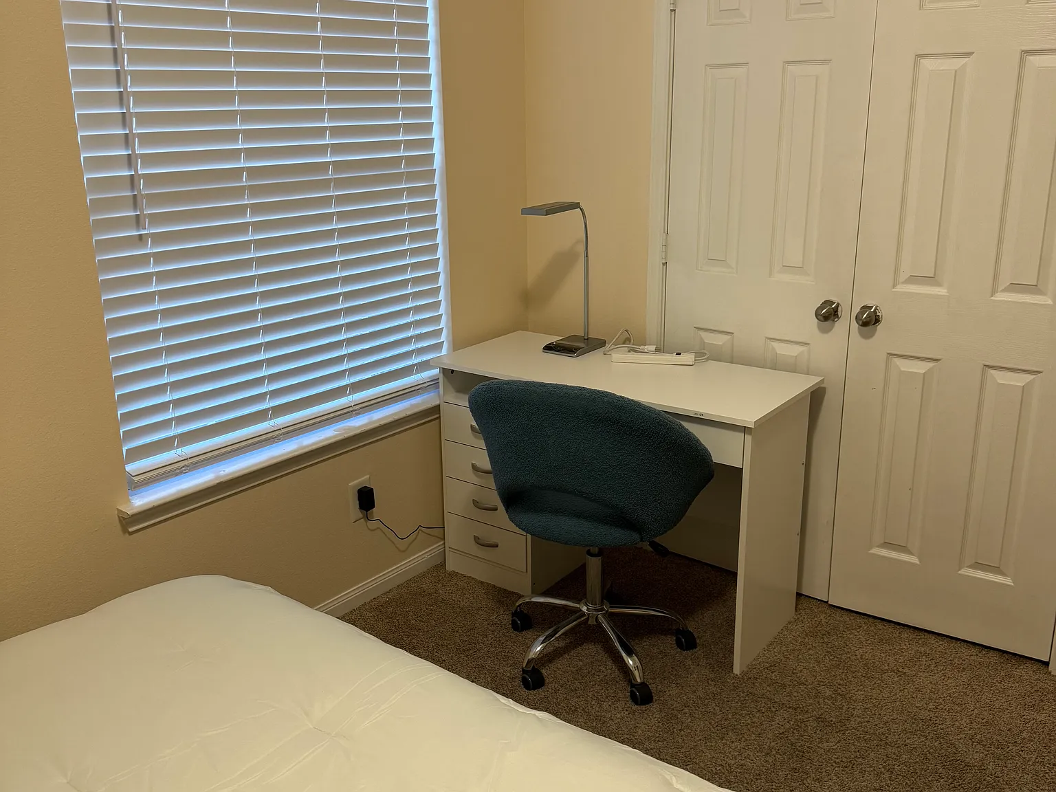 3 bed, 2.5 bath, 2192 sqft, $800 — Photo 2