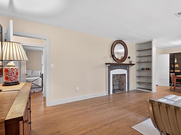 5th image of 315 Golf Rd