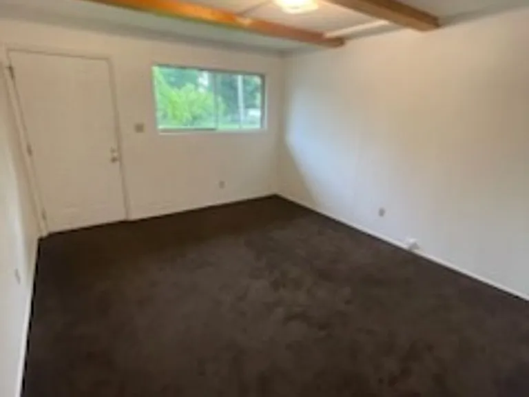 504 Lake Dr — Photo 4