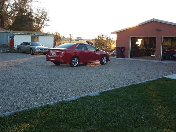 driveway w 2 car garage 