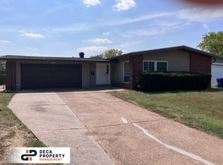 1600 Thoroughbred Ln, Florissant, MO 63033