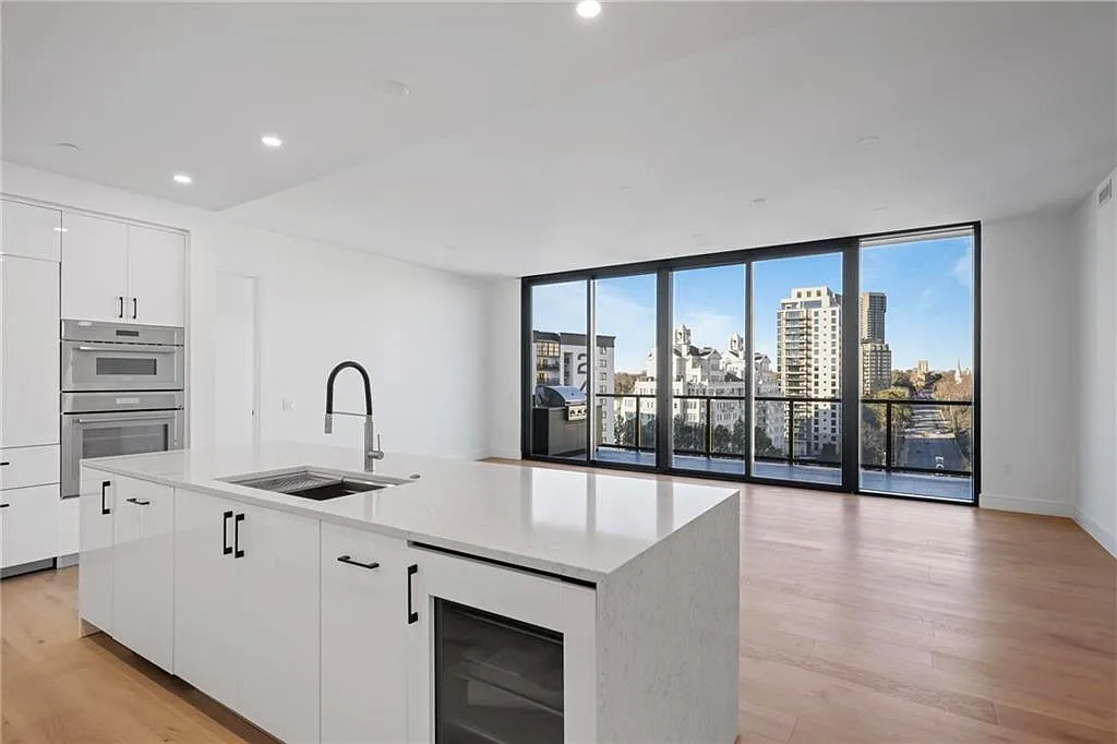 2 bed, 2.5 bath, 1952 sqft, $9,800 — Photo 4