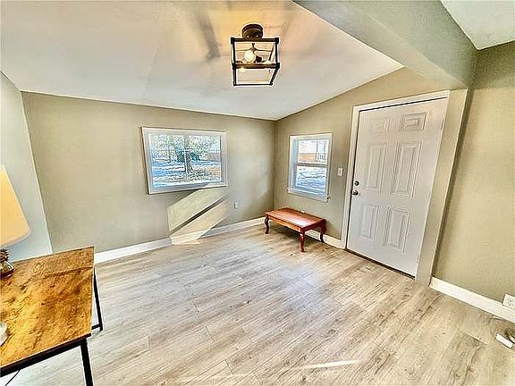 5th image of 1484 E Clay St