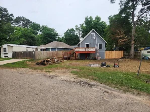 11000 Maywood St, Willis, TX 77318