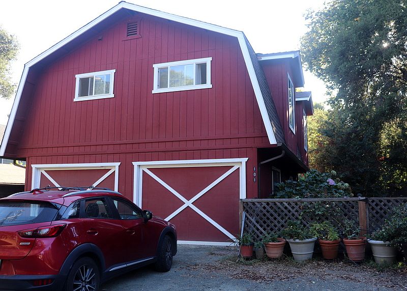 Front of unit. Entrance inside gated yard to right.