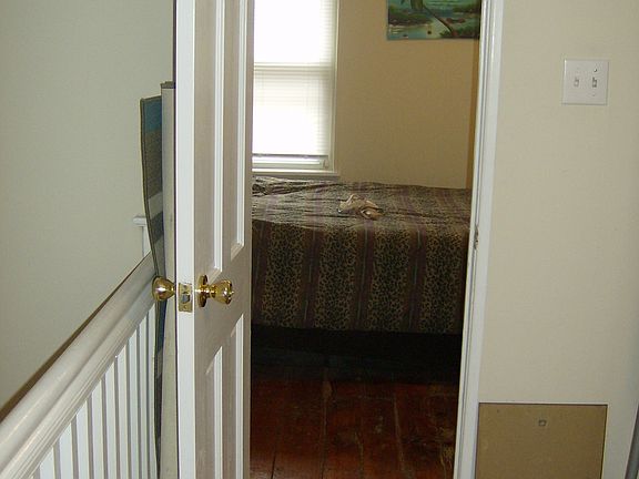 1840-memphis-hallway-to-bedroom
